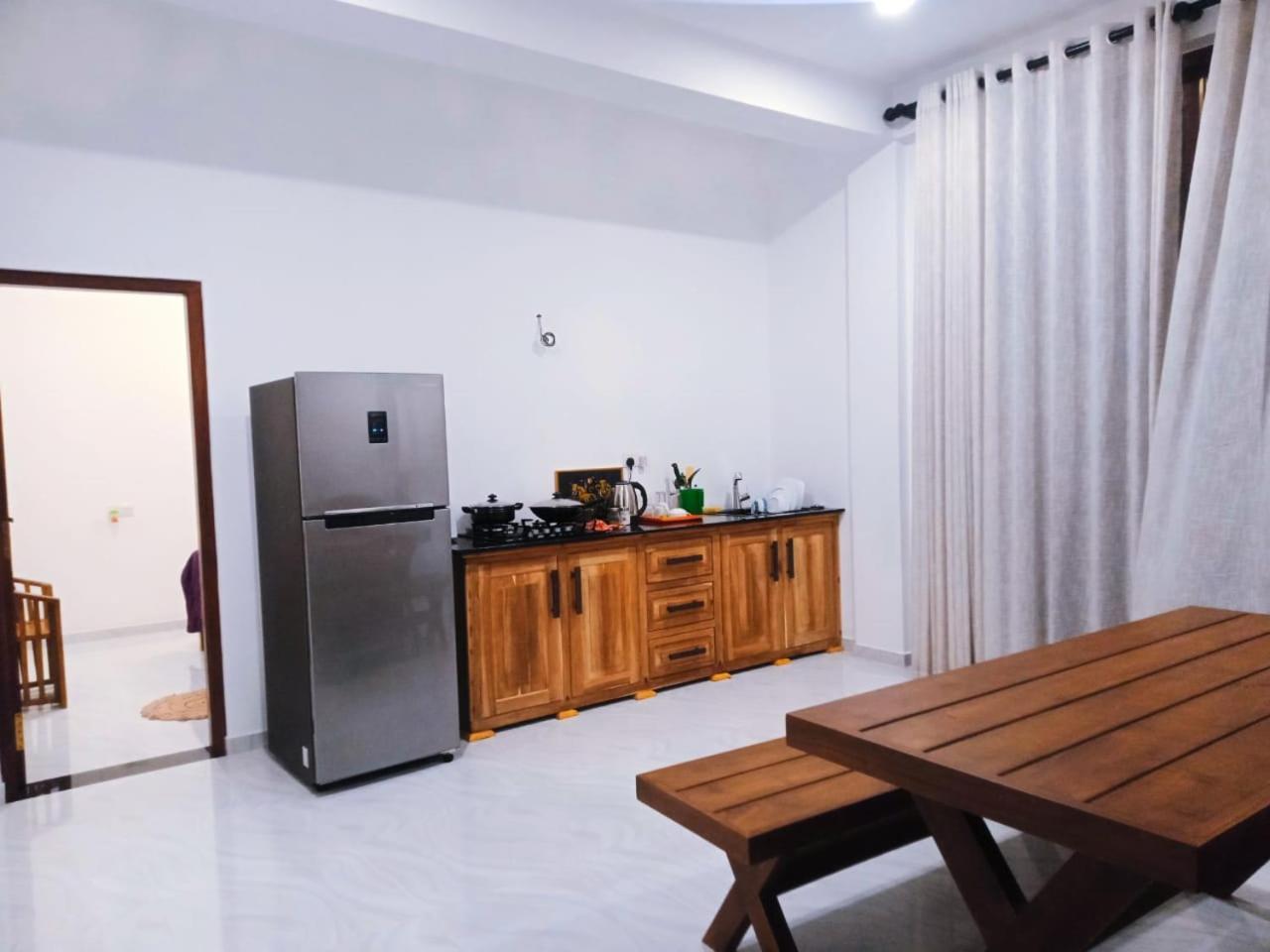 Blue Whales Hotel Hikkaduwa Exterior foto