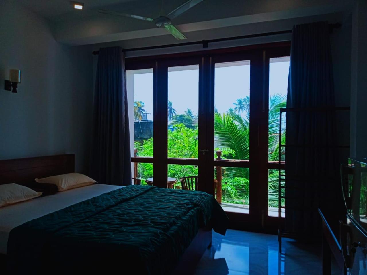 Blue Whales Hotel Hikkaduwa Exterior foto